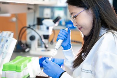 Sora Shin working in lab